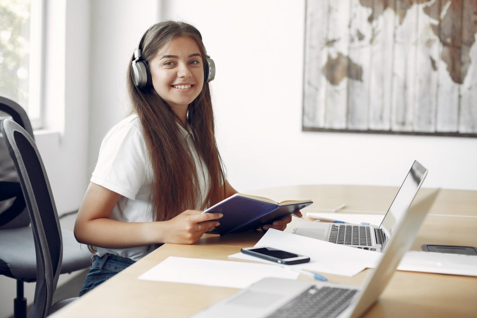 Illustration du processus de mentorat avec des documents de travail et outils stratégiques